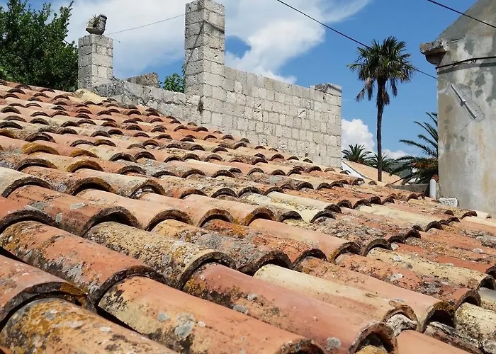 Romantic Old Dinka - With Garden *