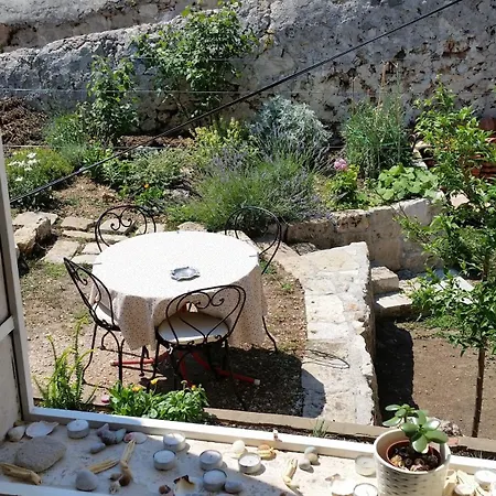 Romantic Old Dinka - With Garden *